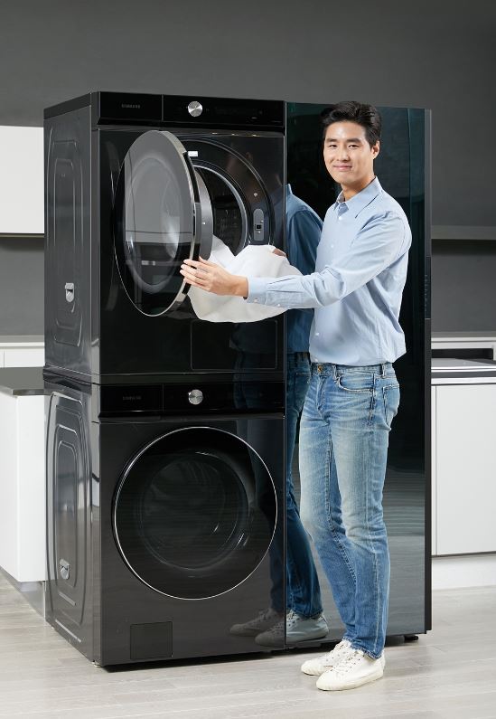 삼성전자 모델이 수원 삼성디지털시티에서 ‘뉴 그랑데 AI’ 세탁기·건조기 신제품과 비스포크 에어드레서를 소개하고 있다. [삼성전자 제공]