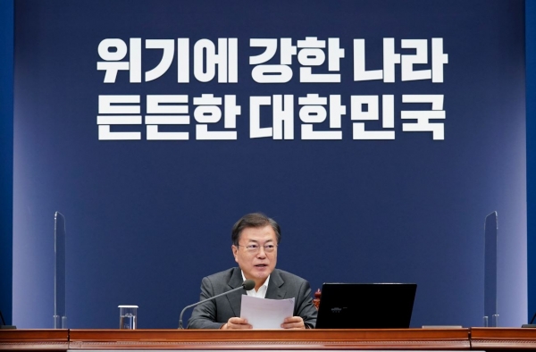문재인 대통령이 22일 청와대에서 열린 수석·보좌관 회의에서 발언하고 있다.