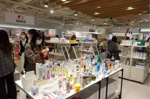 코트라는 2월 23일부터 3월 28일까지 일본 도쿄 번화가 시부야의 마루이 백화점에서 '온·오프라인 K-스타일 팝업스토어'를 연다. 현지 소비자가 팝업스토어에서 우리 기업 제품을 둘러보고 있다. [KOTRA 제공]