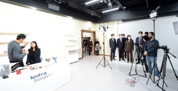 KOTRA가 지난 4일 서울 염곡동 본사에서 소상공인 수출지원을 위해 `소상공인 수출지원센터`를 개설했다. 권평오 KOTRA 사장과 유명희 산업부 통상교섭본부장 등 주요 인사들이 K-스튜디오를 둘러보고 있다.[사진제공=KOTRA]