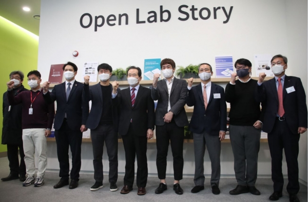 정세균 국무총리(가운데)가 17일 서울시 강서구 소재 복합연구단지인 LG 사이언스파크를 방문해 스타트업 기업들과 기념촬영을 하고 있다