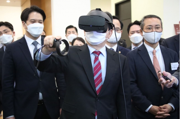 정세균 국무총리가 17일 서울시 강서구 소재 복합연구단지인 LG 사이언스파크를 방문해 VR 체험을 하고 있다.