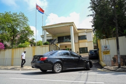 외교관계 단절 속 말레이시아 주재 北 대사관 진입하는 차량 [제공=연합뉴스]