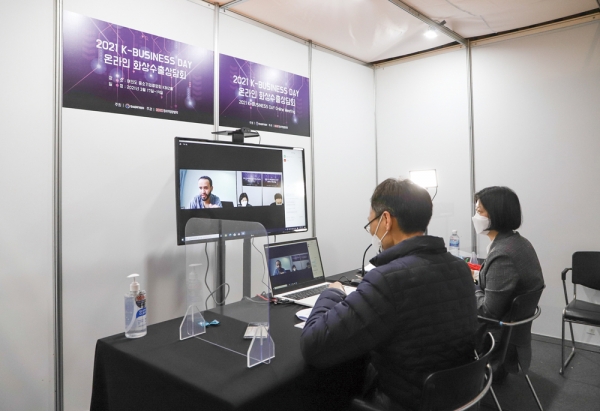 지난 19일 여의도 중기중앙회에서 열린 ‘K-비즈니스 데이 온라인 화상수출상담회’에서 한 기업인이 해외바이어와 상담을 진행하고 있다.