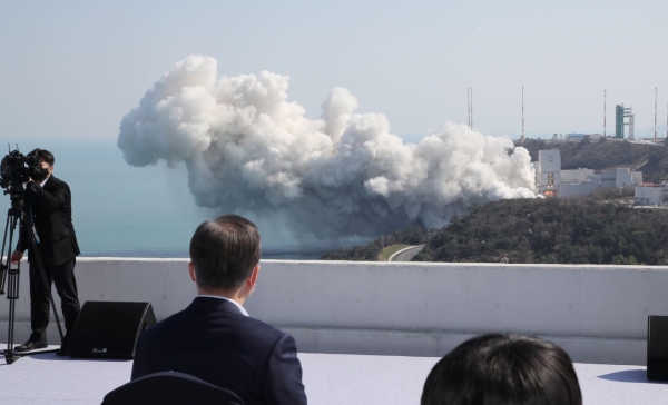 문재인 대통령이 25일 전남 고흥군 나로우주센터에서 누리호 1단 종합연소시험을 참관하고 있다.