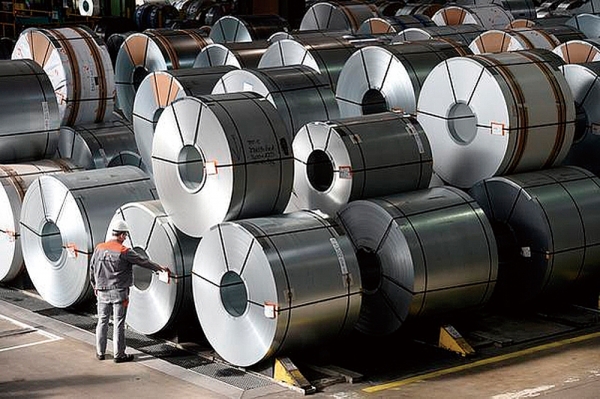 미국의 한 철강업체 관계자가 제품을 검사하고 있다.