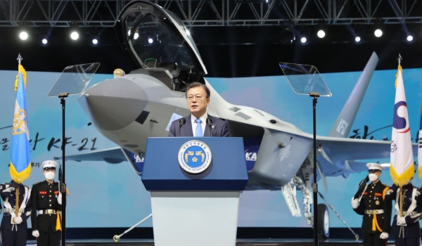 문재인 대통령이 9일 경남 사천시 한국항공우주산업(KAI) 고정익동에서 열린 한국형전투기 보라매(KF-21) 시제기 출고식에서 기념연설을 하고 있다.