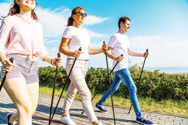 핀란드에서 시작된 노르딕 워킹은 상체와 하체를 모두 사용해 걷는 전신운동이다. 북유럽에선 한국의 배드민턴만큼 보편화 됐다.