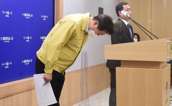 오세훈 서울시장이 12일 서울시청에서 코로나19 관련 기자 브리핑을 하기에 앞서 인사하고 있다.