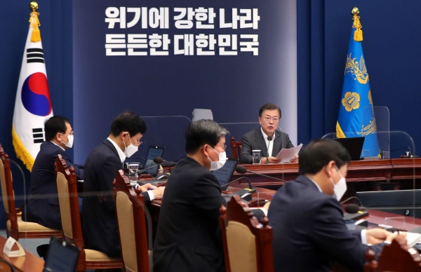 문재인 대통령이 12일 청와대 여민관에서 '코로나19 대응 특별방역 점검회의'를 주재하고 있다.