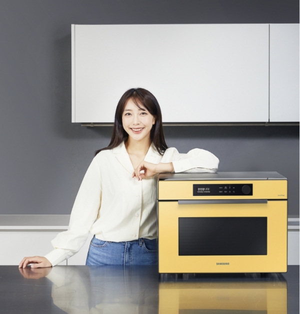 삼성전자 모델이 수원 삼성전자 디지털시티 프리미엄하우스에서 개인 맞춤형 요리를 즐길 수 있는 ‘비스포크 직화오븐 AI’ 신제품을 소개하고 있다. [삼성전자 제공]