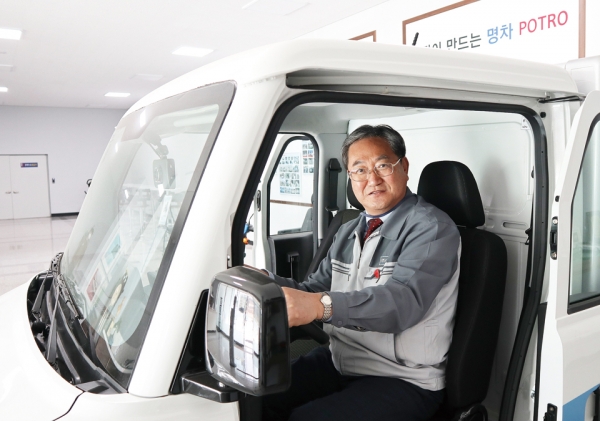 송신근 대표이사가 디피코의 주력 제품인 포트로에 앉아있다. 포트로는 초소형 전기화물차로 1회 충전시 100km까지 주행이 가능하다.