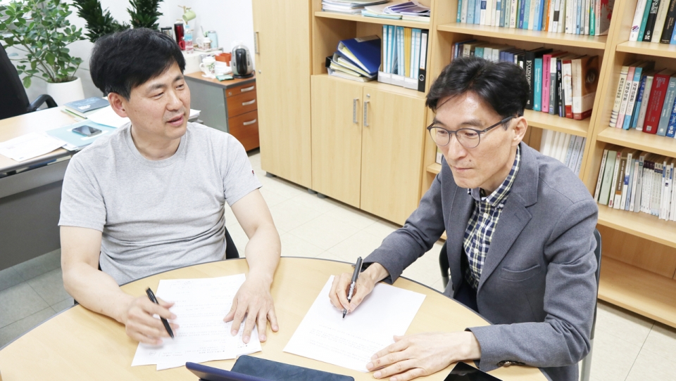이코노바이저이홍식 대표(오른쪽)와 이정현 본부장이 연구실에서 회의를 하고 있다.