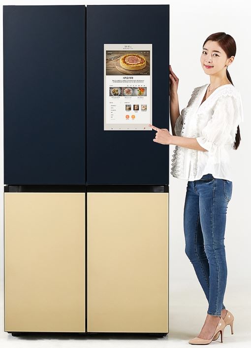 삼성전자 모델이 수원 삼성 디지털시티에서 신제품 ‘비스포크 냉장고 패밀리허브’를 소개하고 있다.