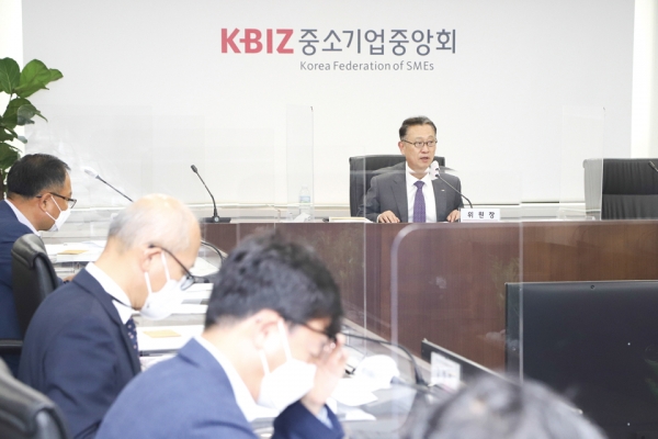 지난달 28일 여의도 중소기업중앙회에서 열린 ‘제1차 혁신조달 위원회’에서 김동우 위원장이 인사말을 하고 있다.