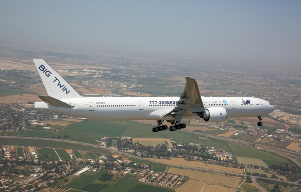 이스라엘 벤구리온공항에 위치한 IAI社의 정비시설에서 세계 최초로 화물기로 개조작업이 완료된 B777-300ER 개조 화물기가 지난 2021년 4월 15일 비행하고 있는 모습. [인천공항공사 제공]