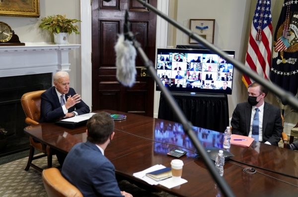 조 바이든 미국 대통령이 4월 12일(현지시간) 백악관 루즈벨트룸에서 반도체 업계 대표들과 화상 회의에 참석해 발언하고 있다. 이날 회의에는 삼성전자를 포함한 글로벌 반도체 기업과 자동차 제조업체 19개 사가 참여했다.