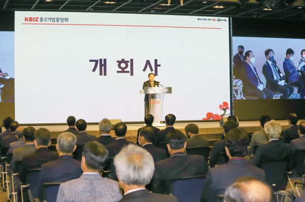중소기업중앙회는 지난 10일 여의도 중기중앙회에서 회원 320여명이 참석한 가운데 임시총회를 개최했다. 김기문 중기중앙회장이 개회사를 하고 있다.