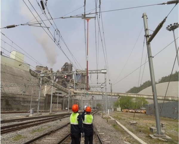 한국철도(코레일) 직원들이 중앙선 도담역에서 무더위로 인한 전차선 늘어짐을 예방하기 위해 전차선 높이를 측정하고 있다.  [한국철도 제공]