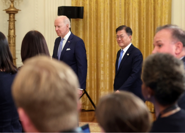 문재인 대통령과 조 바이든 미국 대통령이 21일(현지시간) 백악관에서 정상회담 후 공동기자회견에 입장하고 있다.