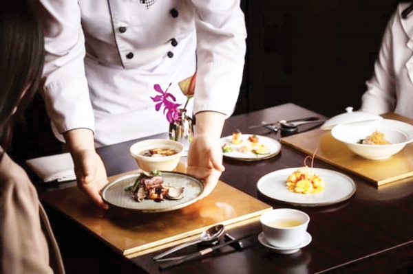 서울 시청에 위치한 더 플라자 호텔은 중식당 ‘도원’을 통해 업계 최초의 중식 오마카세인 ‘양장따츄’를 선보이고 있다. 가격은 인당 28만원. 	※사진=더플라자 호텔 제공