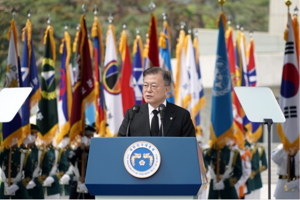 문재인 대통령이 6일 서울시 동작구 국립서울현충원에서 열린 제66회 현충일 추념식에 참석, 추념사를 하고 있다