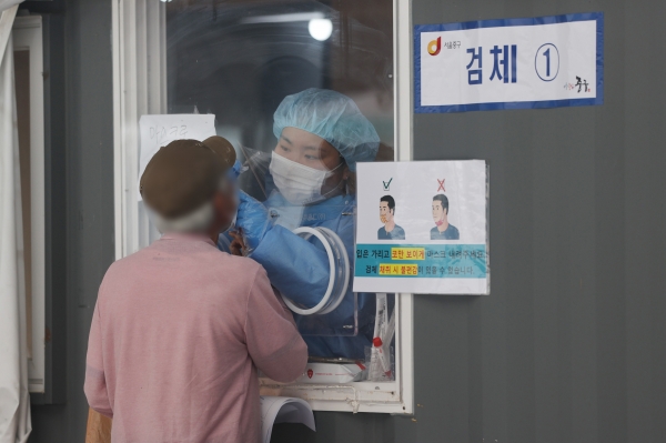 6일 서울역 광장에 마련된 임시선별검사소에서 의료진이 검체 채취를 하고 있다. [제공=연합뉴스]