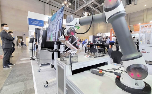 지난달 26일 부산 해운대구 벡스코에서 열린 ‘2021 부산국제기계대전(BUTECH 2021)’에서 산업용 협동로봇(레이저 마킹)이 전시중이다.