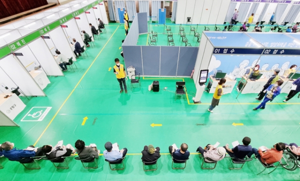 국내에서 코로나19 백신 접종이 시작된 지 100일을 이틀 앞둔 지난 3일 서울 중랑문화체육관에 마련된 접종센터에서 시민들이 접종을 기다리고 있다.