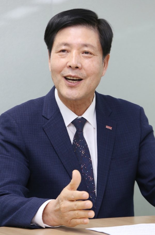 박승균 회장은 “회사 경영을 시작하면서 ‘작은 실천부터 하리라’고 결심했다”며 “음식 봉사 등으로 지역 봉사를 시작했다”고 말한다.