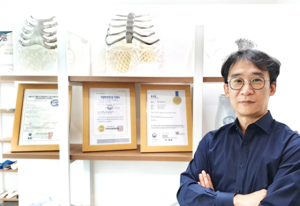 큐브랩스(이승협 대표)는 금속 3D프린팅을 이용해 결손된 뼈를 재건해주는 환자맞춤형 인공 보형물 사업을 하고 있는 벤처기업이다.