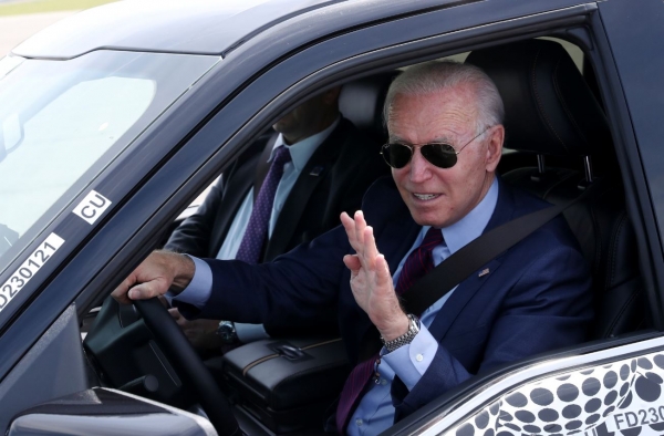 조 바이든 미국 대통령이 지난 5월 18일(현지시간) 미시간주 디어본의 포드 공장을 방문해 곧 출시될 신형 전기차 F-150 라이트닝 픽업트럭을 시승하며 손을 흔들고 있다.