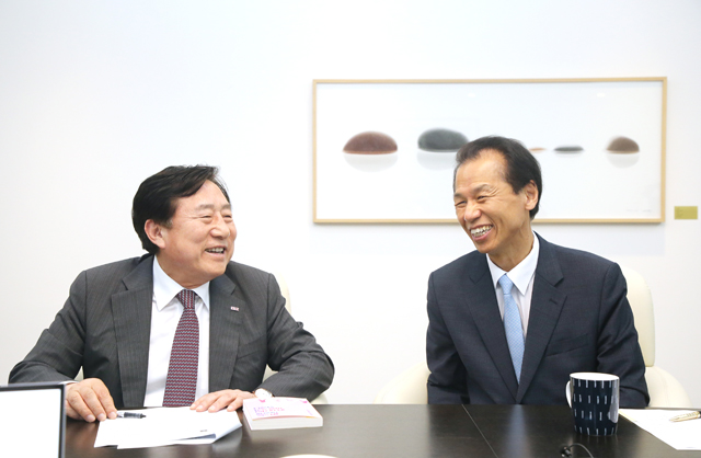 김기문 중소기업중앙회장(왼쪽)과 최문순 강원도지사가 지난 9일 여의도 중기중앙회에서 대담을 하고 있다.