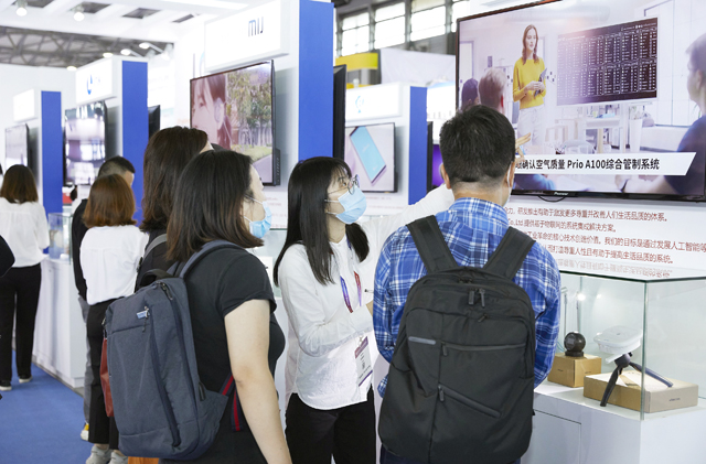 지난 9일부터 3일간 중국 상하이 신(新)국제엑스포센터에서 열린 CTIS 2021에서 한국관에 참여한 한국 중소기업 와이즈컨 관계자가 현지 바이어들에게 제품을 설명하고 있다.
