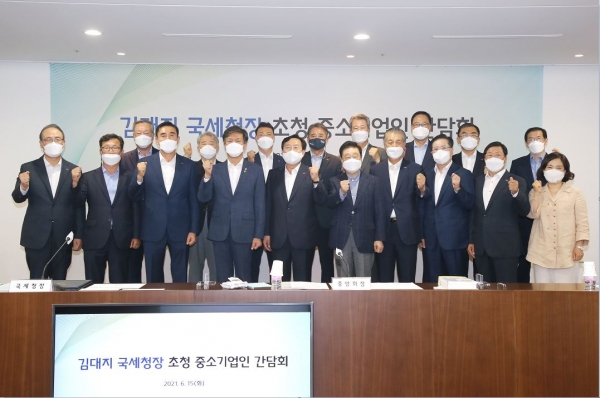 (앞줄 왼쪽 4번째부터) 김대지 국세청장 / 김기문 중기중앙회장