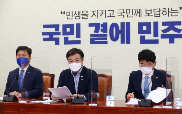 더불어민주당 윤호중 원내대표(가운데)가 15일 서울 여의도 국회에서 열린 원내대책회의에서 발언하고 있다.