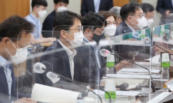 박준식 최저임금위원회 위원장(왼쪽 두번째)이 15일 세종시 정부세종청사 최저임금위원회 회의실에서 열린 3차 전원회의에 참석해 발언하고 있다.