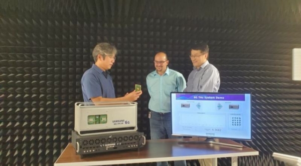 삼성전자의 삼성리서치 아메리카(SRA) 실험실에서 삼성전자 연구원들이 140 GHz 통신 시스템을 시연하고 있다. [삼성전자 제공]