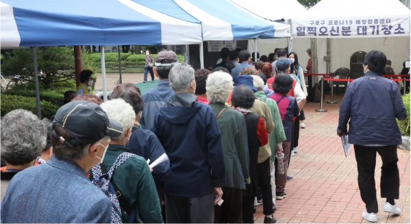 지난달 31일 서울 구로구 백신접종 센터가 접종을 위해 차례를 기다리는 어르신들로 붐비고 있다.