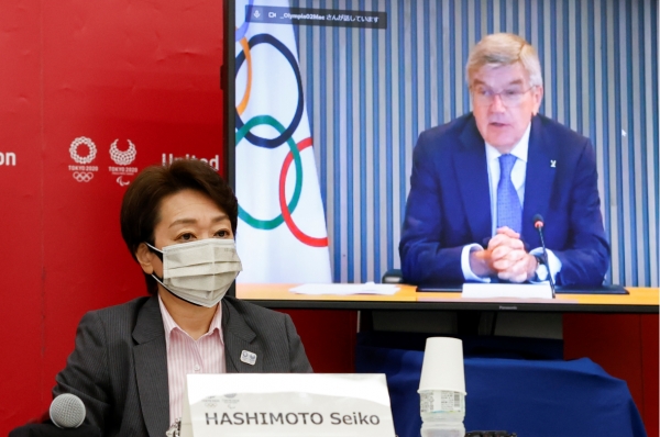 하시모토 세이코(왼쪽) 일본 도쿄올림픽·패럴림픽 조직위 회장과 토마스 바흐(오른쪽 화면) 국제올림픽위원회(IOC) 위원장이 21일 도쿄에서 일본 정부와 도쿄도(東京都), 대회 조직위, IOC, 국제패럴림픽위원회(IPC)가 참가한 온라인 5자 협의에서 발언하고 있다.
