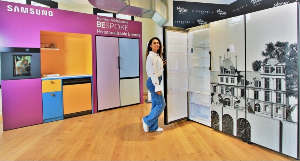 삼성전자 직원이 프랑스 파리에 위치한 유명 백화점 '갤러리 라파예트(Galeries Lafayette)'에 전시된 '비스포크 홈(BESPOKE HOME)' 체험 공간을 소개하고 있다 [삼성전자 제공]