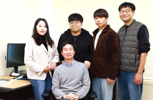 김인철 나노콘 대표(앉은 사람)와 나노콘의 직원들.