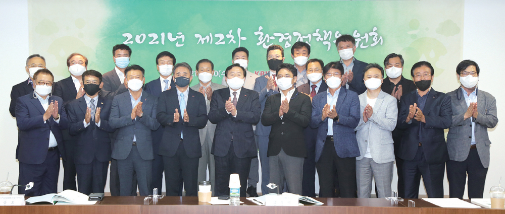 지난달 30일 여의도 중소기업중앙회에서 열린 ‘2021년 제2차 환경정책위원회’에서 김기문 중기중앙회장(앞줄 왼쪽 다섯번째)을 비롯한 참석자들이 기념촬영하고 있다.