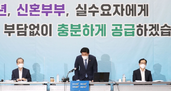 노형욱 국토교통부 장관(가운데)이 5일 세종시 정부세종컨벤션센터에서 열린 출입기자단 간담회에 입장해 인사하고 있다.