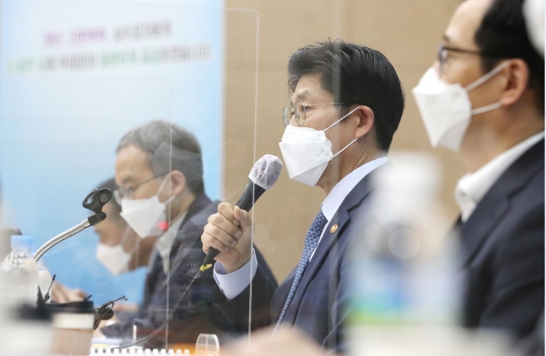 노형욱 국토교통부 장관(오른쪽 두번째)이 5일 세종시 정부세종컨벤션센터에서 열린 출입기자단 간담회에서 발언하고 있다.