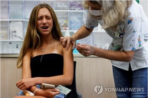 코로나19 백신 접종하는 이스라엘의 청소년 [연합뉴스 제공]
