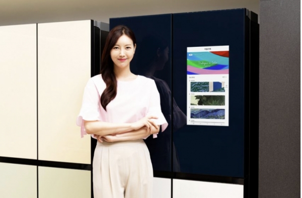 삼성전자 모델이 삼성디지털프라자 강남본점에서 패밀리허브 냉장고 전용 애플리케이션 ‘비스포크 아뜰리에(BESPOKE Atelier)’의 기본 화면을 소개하고 있다. [삼성전자 제공]