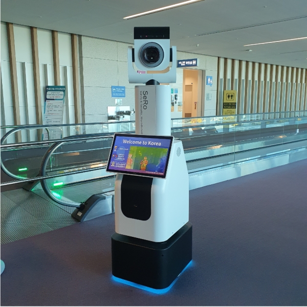 인천공항 제2여객터미널에서 운영 중인 소독로봇의 모습.