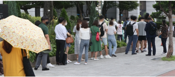8일 서울 송파구보건소에 마련된 코로나19 임시 선별검사소에서 시민들이 검사를 위해 대기하고 있다.