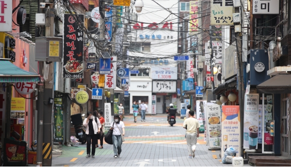 수도권의 사회적 거리두기 4단계 적용을 하루 앞둔 11일 서울 시내의 한 식당 밀집 골목이 비교적 한산하다.